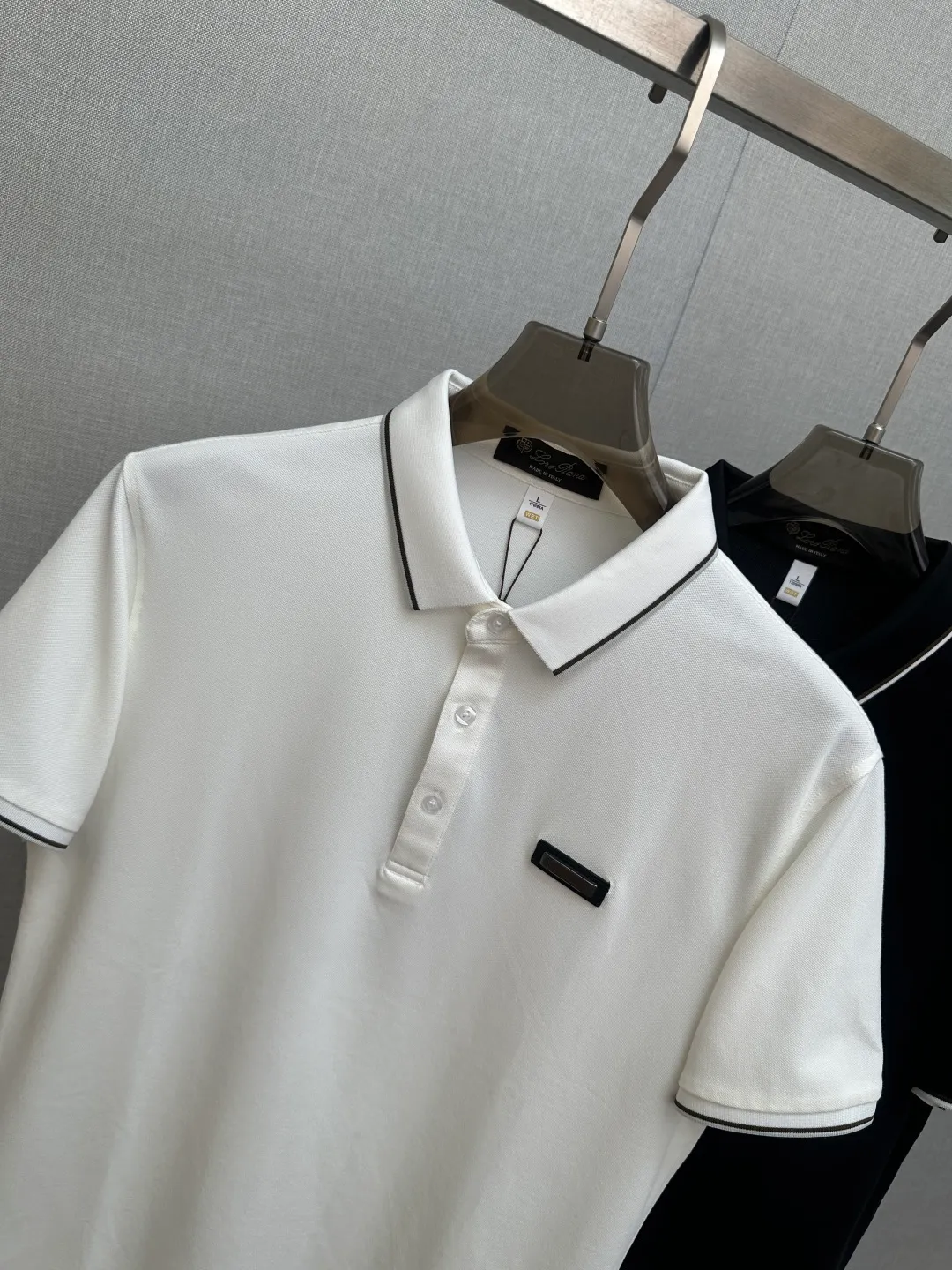 Available at the official New Arrival counter at the same time, men's lapel short-sleeved POLO shirts, Premium mainline Series, imported piqué mercerized cotton fabric, with first-class texture, excellent skin-friendliness, silky and delicate touch, fashionable three-button placket design, small lapels, fashionable and age-reducing, and the upper body is full of Italian accent, full of style. Sizes: M—3XL
